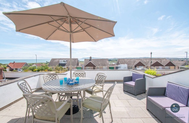 Pebble House - Sea views, parking, family friendly