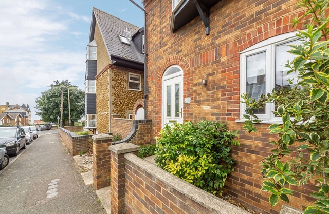 Une maison de ville moderne de trois étages à deux pas de la promenade