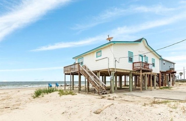 Pedestrian Beach Front 3- bedroom house in Surfside Beach with AC and Wifi