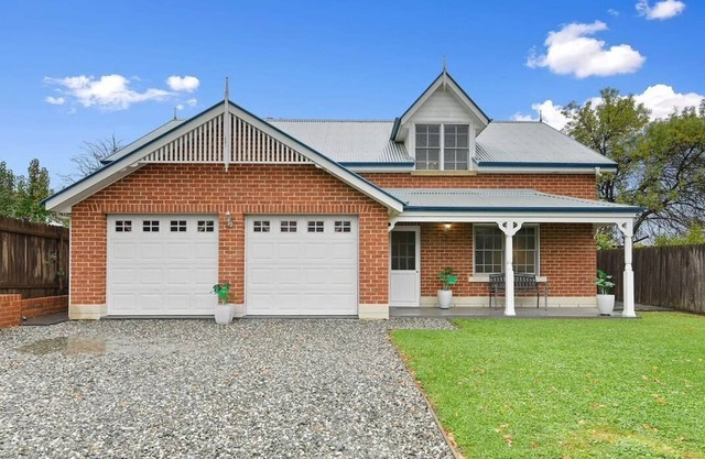 Peel St - Large Family Home, Walk to CBD, Wifi