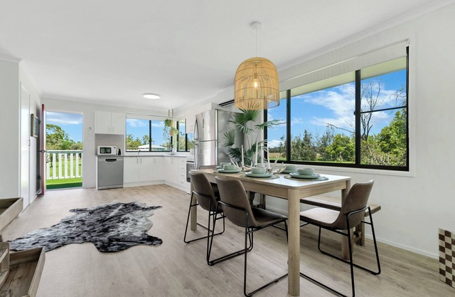 Peking Duck Sleeps 7, Luxe Riverside Retreat