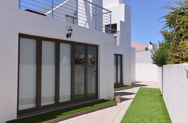 Pelican Cove est une maison de vacances moderne de 4 chambres à Langebaan avec quelques vues sur la mer