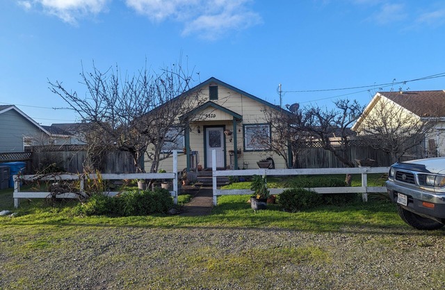 Pelican House by the Bay - Kayak, Surf, and Dunes steps from a cozy cottage