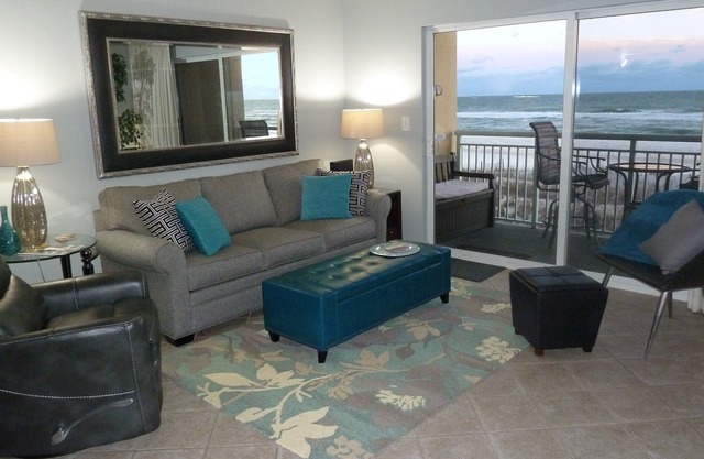 CONDO DE LUXE, NOUVELLEMENT REMODELÉ, AVANT LE GOLFE. Service de plage.