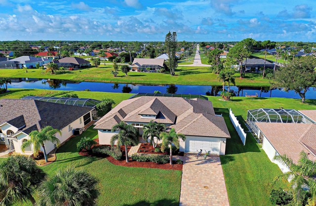 Pelican Shores | 2 King Suites | Pool | Jacuzzi | Lounge