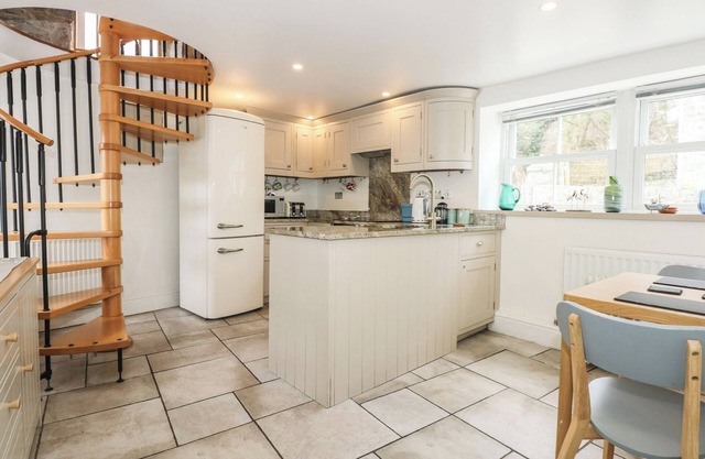 PEN-Y-BONT, pet friendly, character holiday cottage in Trefor