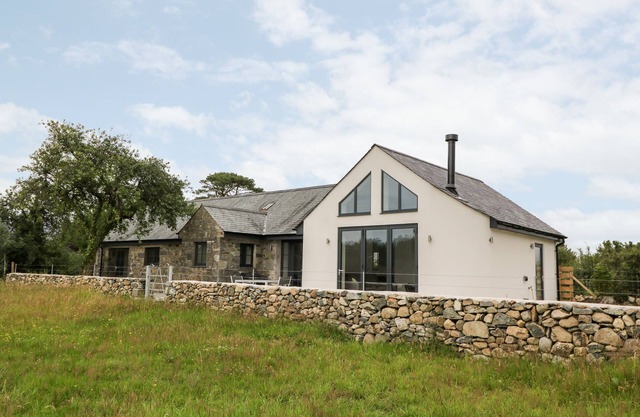 PEN Y CEFN, pet friendly, luxury holiday cottage in Pen Y Cefn