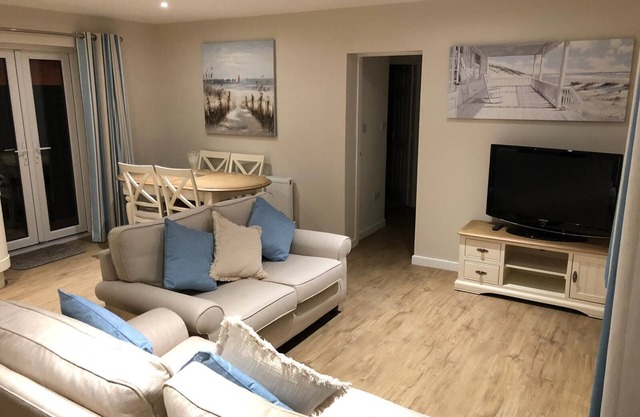 PEN Y FFRITH LODGE, pet friendly, with a garden in Prestatyn
