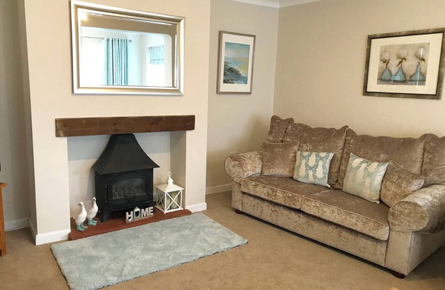 PEN Y FRITH BUNGALOW, pet friendly, with a garden in Prestatyn