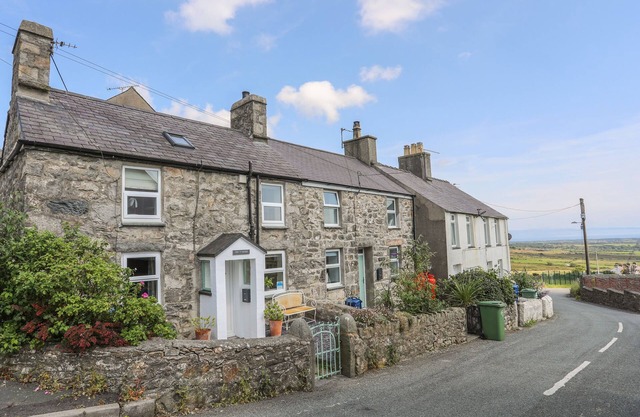 PEN Y GROES, pet friendly, character holiday cottage in Llithfaen