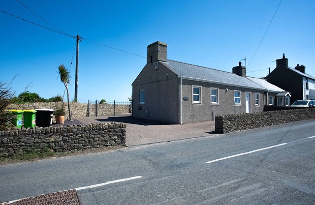 PEN Y SARN, pet friendly, with a garden in Abersoch
