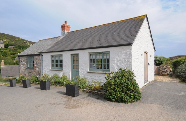 PENDOWER COTTAGE, pet friendly, with open fire in Porthgwarra