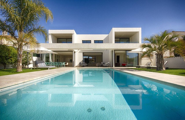 PENI LUXUEUSE VILLA CANAL PENI, 4CH,PISCINE, AMARRE 25m,WIFI