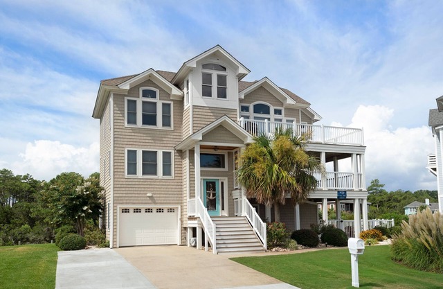 Peninsula 01: Private Saltwater Pool, Spa, Canal front w/ 10 feet of dock space