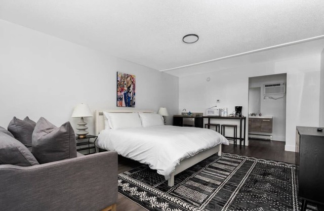 Peninsula One Apartments Unit 15