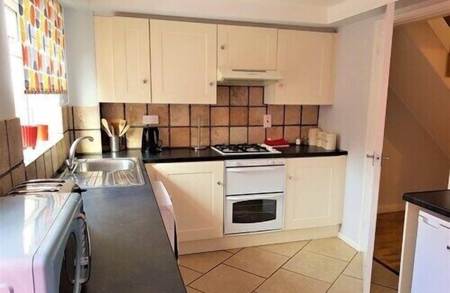 Penllech House - Huku Kwetu (Notts) - 3 Bedroom (Sleeps 5+)