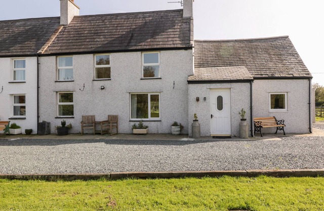 PENLLYN, pet friendly, with open fire in Newborough