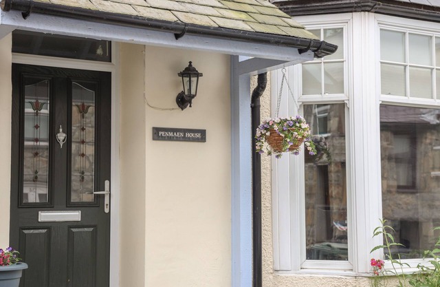 PENMAEN HOUSE, pet friendly, country holiday cottage in Trefor