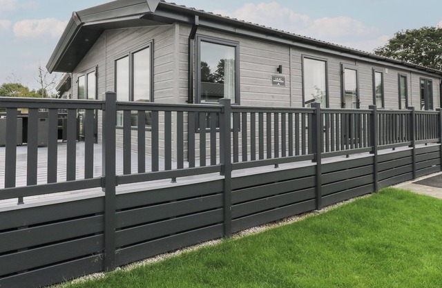 PENMARLAM LODGE RETREAT 11, pet friendly, with a garden in Bodinnick