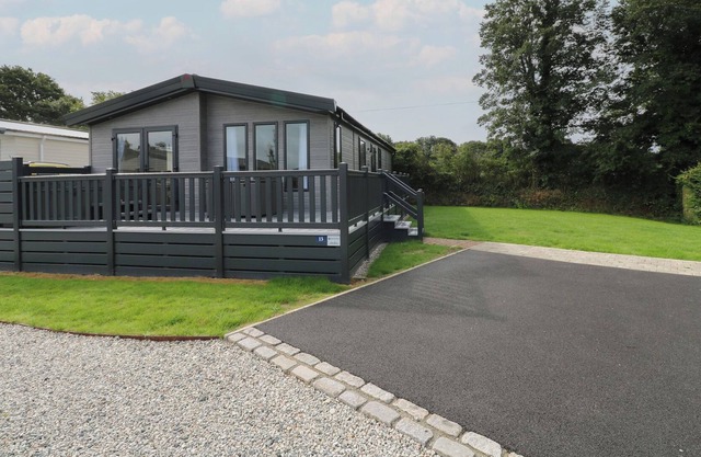 PENMARLAM LODGE RETREAT 13, pet friendly, with hot tub in Bodinnick