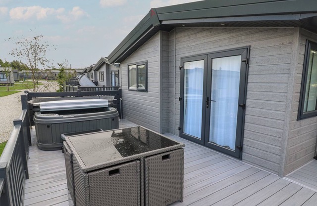 PENMARLAM LODGE RETREAT 14, pet friendly, with hot tub in Bodinnick