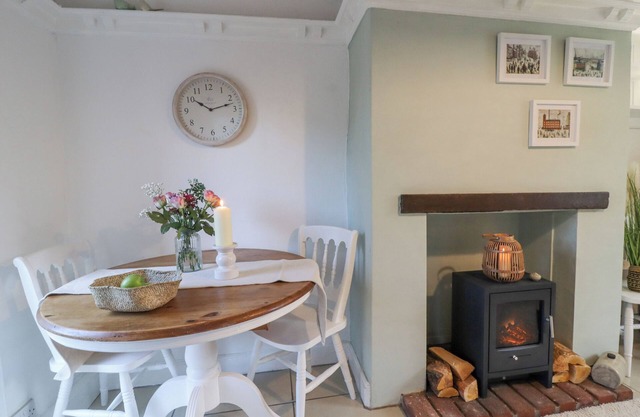 PENNY COTTAGE, pet friendly, with a garden in Haworth