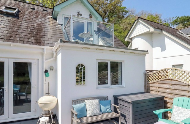 PENPOLL, pet friendly, with a garden in Padstow