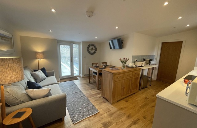 Penprys Bach at Hendre Barns: Level Access, Private Garden, 10 Mins From Beaches