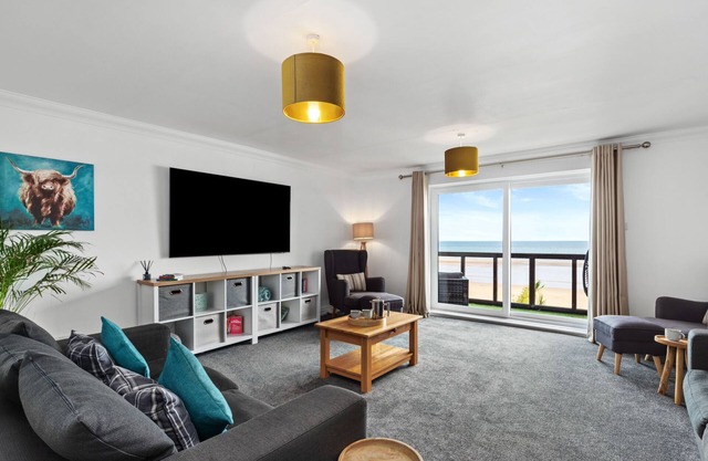 Penrose - Beach House with Direct Beach Access