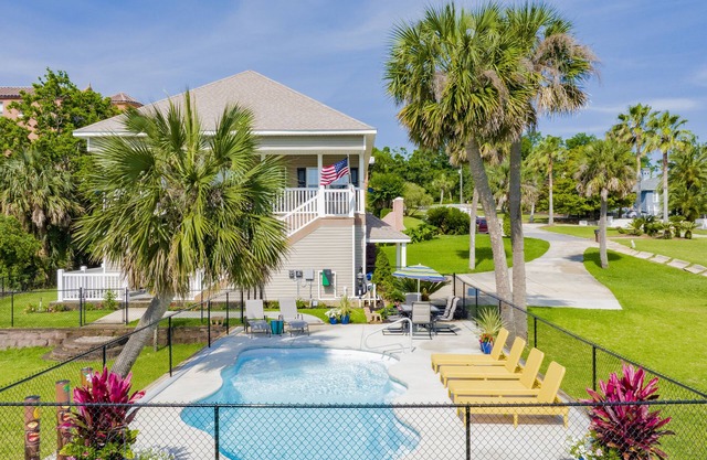 Pensacola Waterfront/Pier Boat Dock Private Heated Pool, 5 Minutes to Downtown