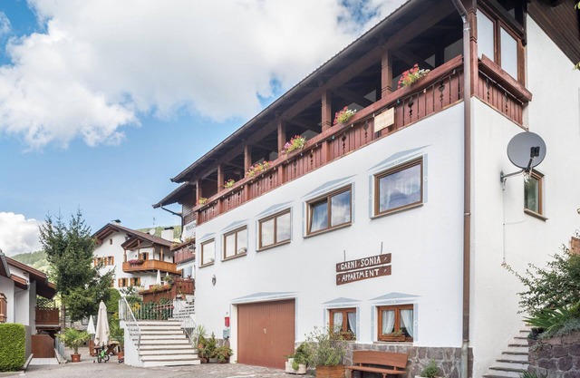 Appartement 103 de la Pension Sonia avec vue sur les montagnes, jardin et Wi-Fi.