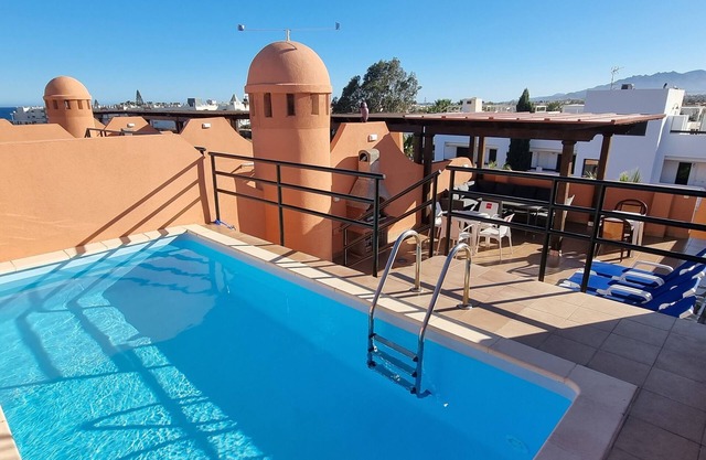 Penthouse, 2 chambres, piscine privée en solarium et barbecue. 60m de plage.WiFi