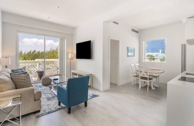 Penthouse 2BR/2BTH Apt /w Rooftop Pool Near Beach