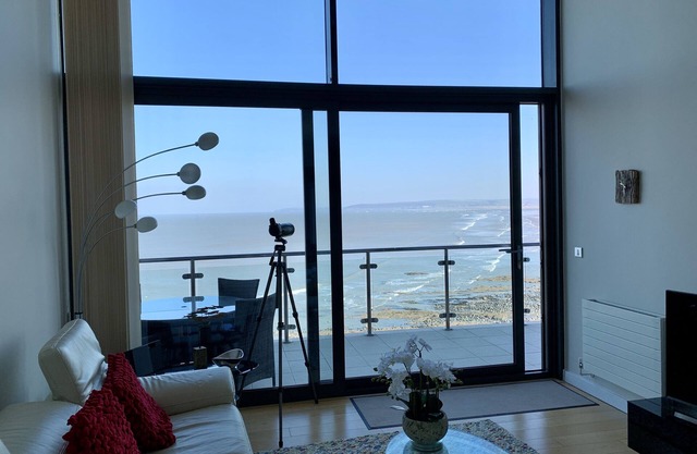 "Penthouse 60" est un appartement de luxe avec une vue imprenable sur la mer à Westward Ho!