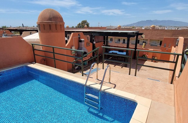 Penthouse à 65m de la plage, avec piscine privée dans un solarium, WIFI