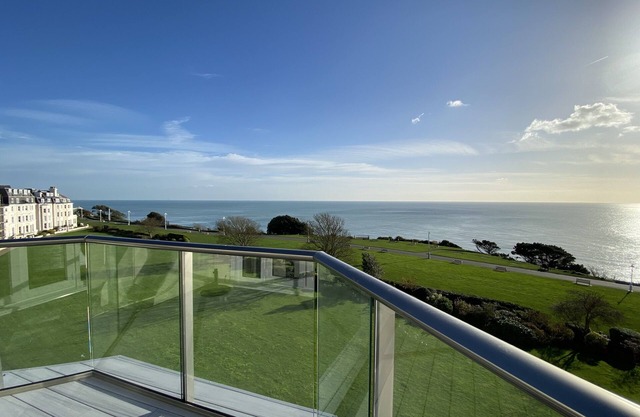 Penthouse avec balcon et vue panoramique sur la mer.