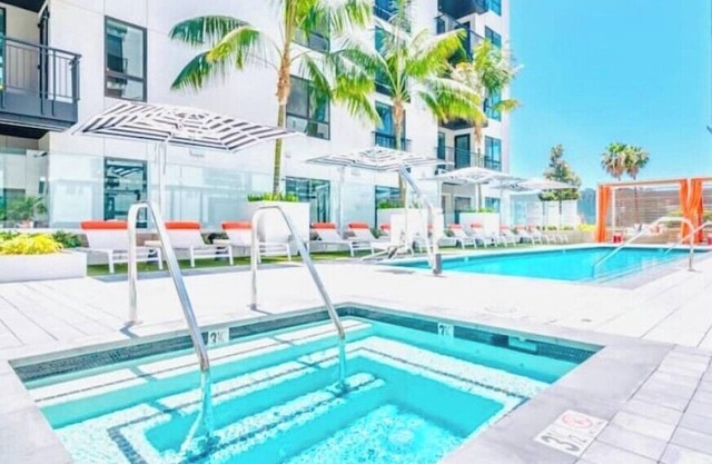 Walk of Fame. 1BR King Bed, Balcony, Pool, Rooftop, Hollywood Sign! Free parking