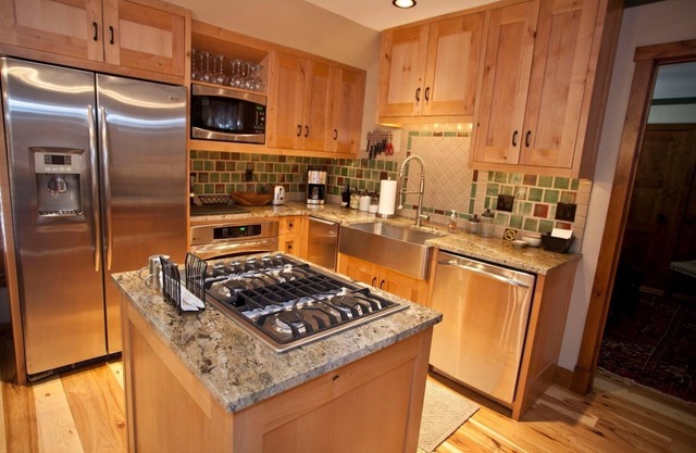 New 2 BR Penthouse Condo par Gondola - bain à remous, douche à vapeur, 50 'TV, WIFI, A / C