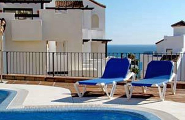 Penthouse à La Alcaidesa avec vue imprenable, piscine partagée, climatisation et Wi-Fi.