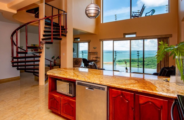 PENTHOUSE à LAKE ARENAL avec PISCINE, CUISINE COMPLÈTE