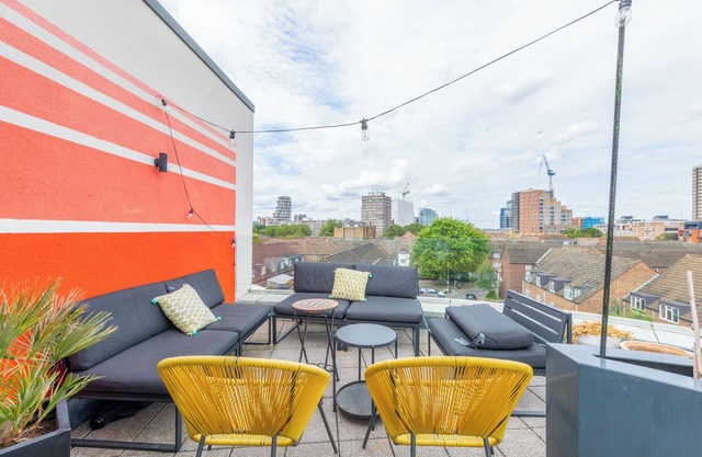 Penthouse| Large Private Balcony | Battersea!
