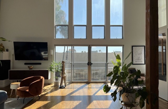 Penthouse Loft with 20ft ceilings - 10 minutes to Beach!