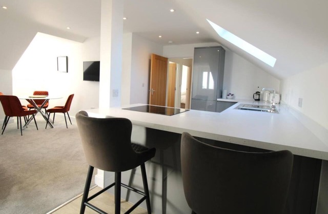 Penthouse luxury Two bed two bath apartment with Sky Tv and parking