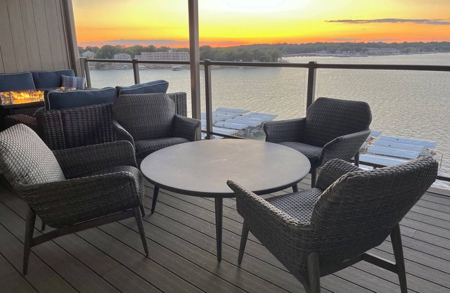 Spacious Lakefront Penthouse 4 Bedroom. Panoramic Views & waterpark passes at BB