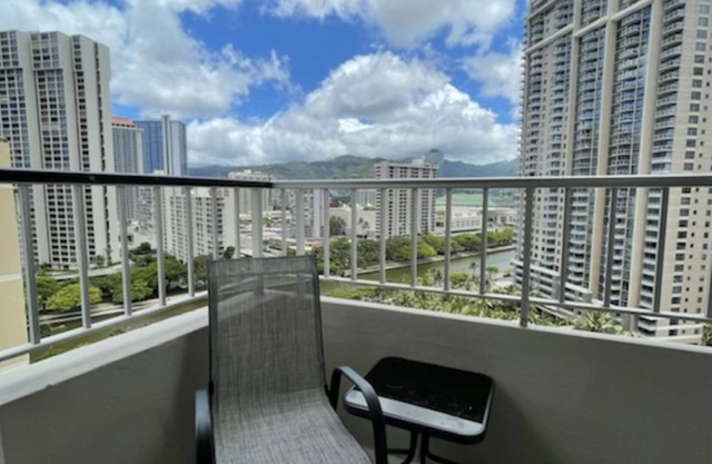 20% off! Top Floor Waikiki Studio