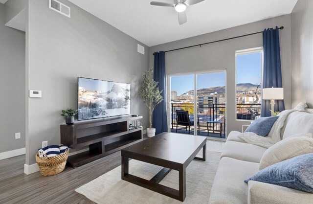 Penthouse w/Capital VIEWS! NEW!