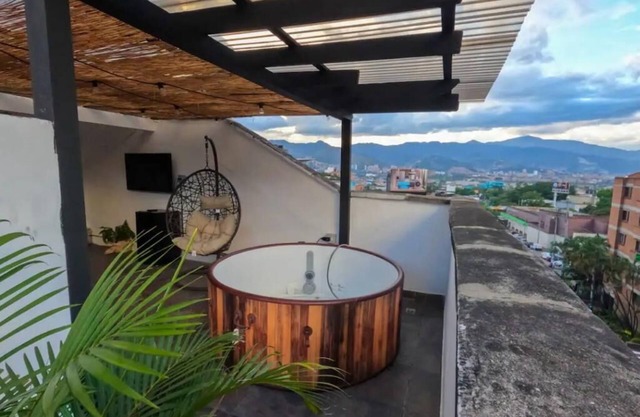 Penthouse w/ hot tub lleras park / Great location / Guest friendly