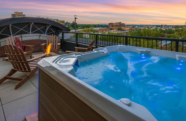 Penthouse w/ Mtn Views in the Heart of Old Town