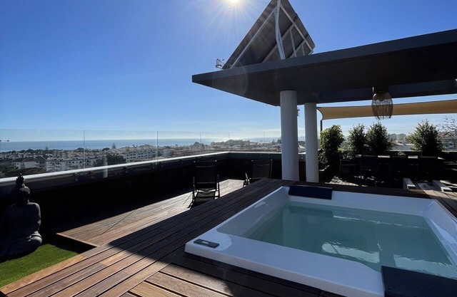 Penthouse w/private Rooftop,Whirlpool, BBQ, Sauna