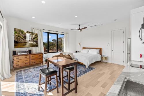 Penthouse West - Mountain Views